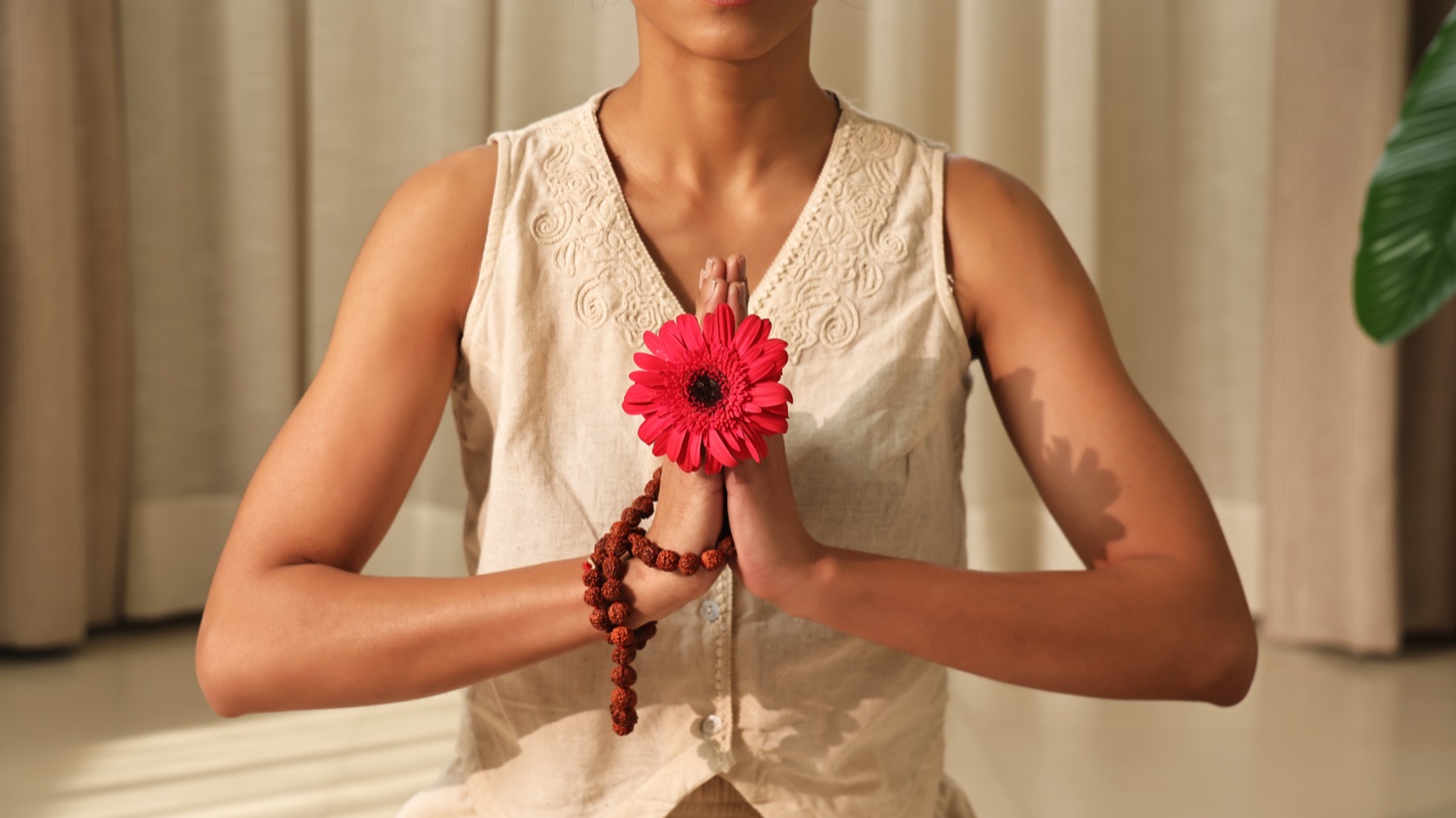Vrouw met een bloem in een Namaskar-gebaar voor Art of Vedas