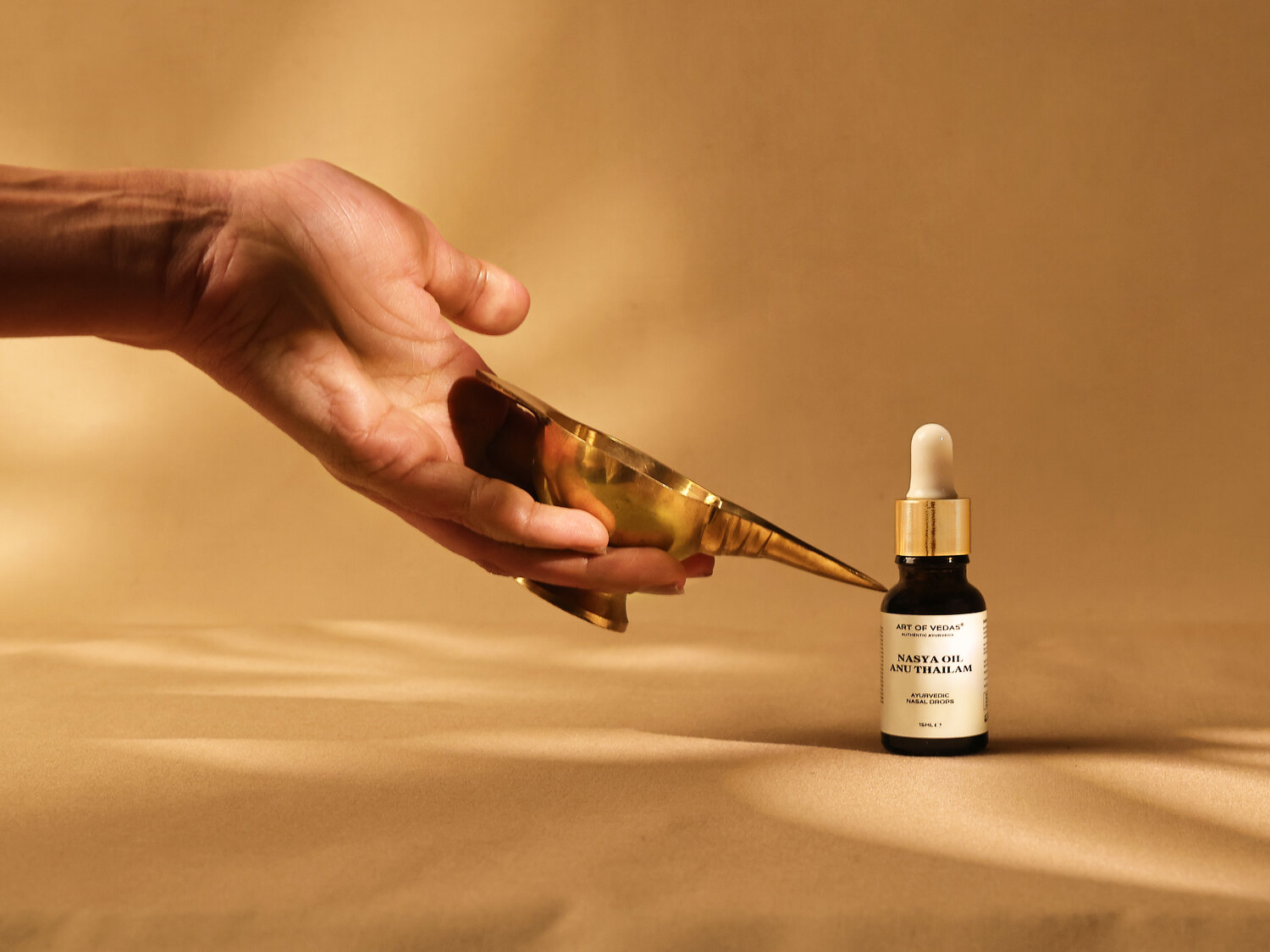 Anu Thailam neusolie met een Kansa rituele schaal voor professionele accounts van Shop Ayurveda EU